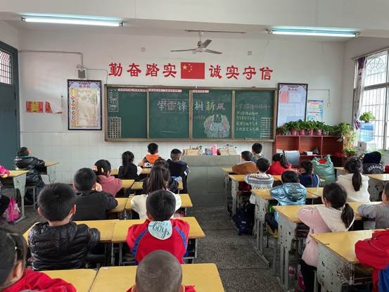 紅星小學(xué)開展“學(xué)雷鋒，樹新風(fēng)”主題班隊運動