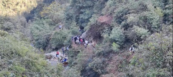 巾幗心向黨 重走長(zhǎng)征路--橫溪中學(xué)開展慶“三八”國(guó)際婦女節(jié)運(yùn)動(dòng)