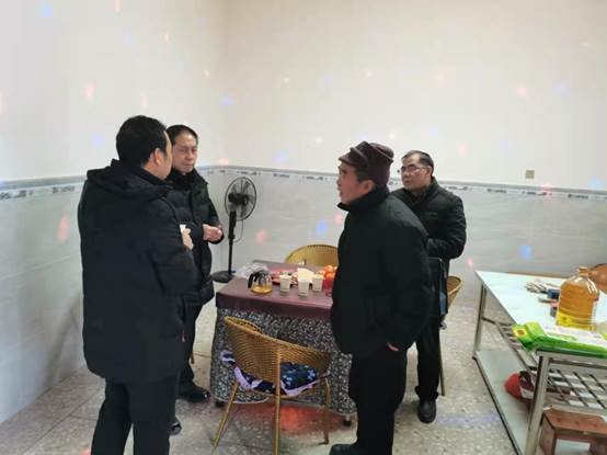 洞口四中春節(jié)前夕走訪慰問退休教工