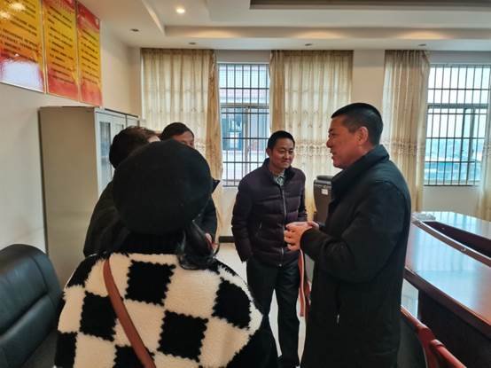 縣教育局向?qū)矶纯谒闹形繂柪щy教工