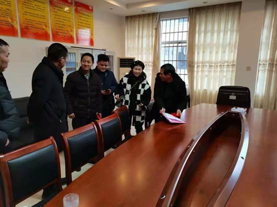 縣教育局向?qū)矶纯谒闹形繂柪щy教工