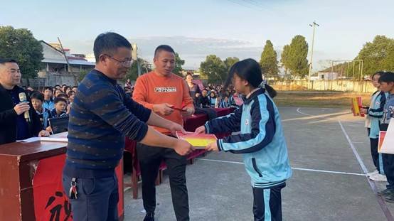 洞口縣管竹中學拔河比賽圓滿結束