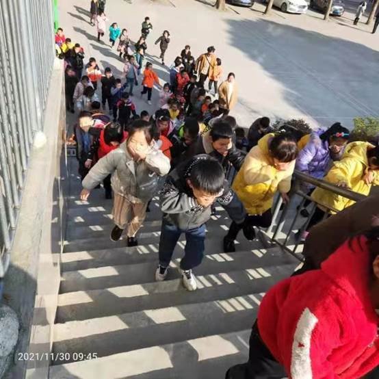 黃龍鎮(zhèn)中間小學舉行消防應急疏散演練運動