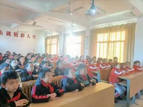 新寧縣白沙鎮(zhèn)中間小學(xué)開(kāi)展“憲法晨讀”運(yùn)動(dòng)