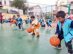 二完小一年級陽光體育運(yùn)動報道