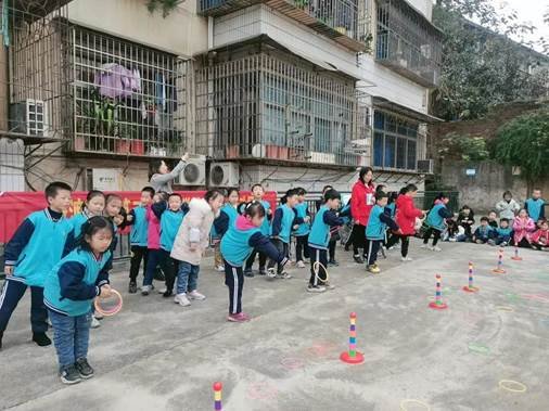 二完小一年級陽光體育運(yùn)動報道