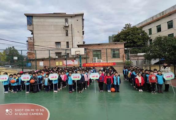 二完小一年級陽光體育運(yùn)動報道