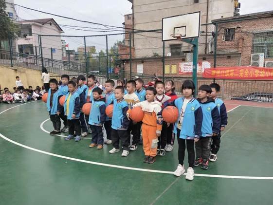 二完小一年級陽光體育運(yùn)動報道