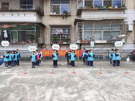 二完小一年級陽光體育運(yùn)動報道