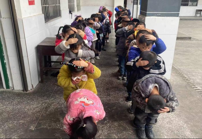 高沙鎮(zhèn)中間小學(xué)舉行應(yīng)急消防疏散演練