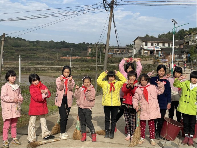 新建中學(xué)“冬日清掃，鮮艷周邊”