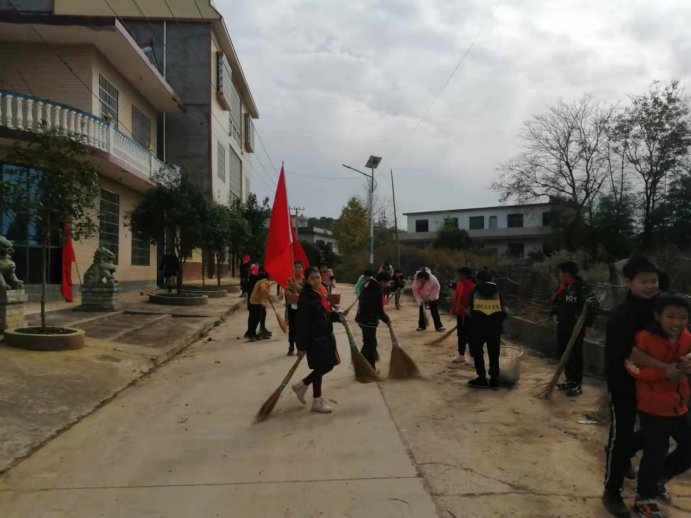 新建中學(xué)“冬日清掃，鮮艷周邊”