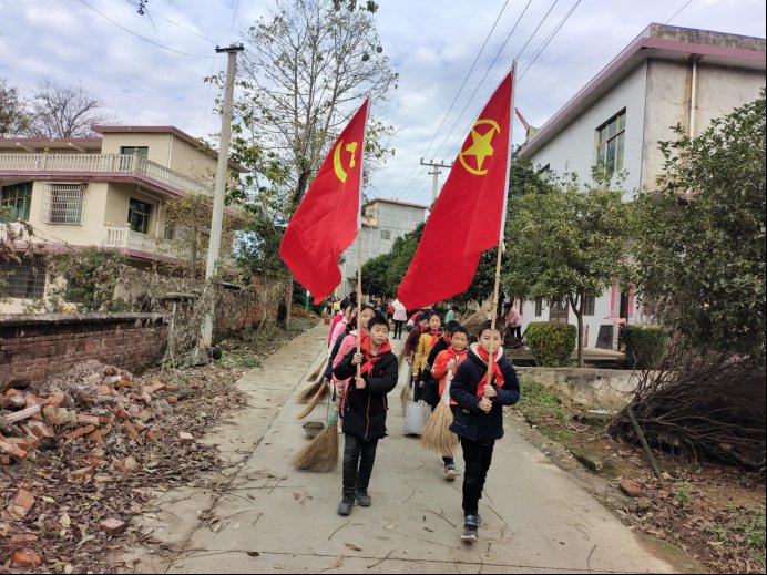 新建中學(xué)“冬日清掃，鮮艷周邊”