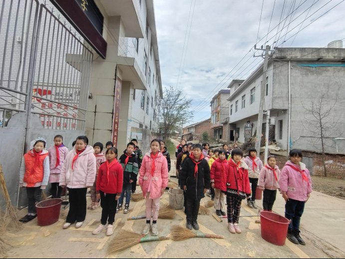 新建中學(xué)“冬日清掃，鮮艷周邊”