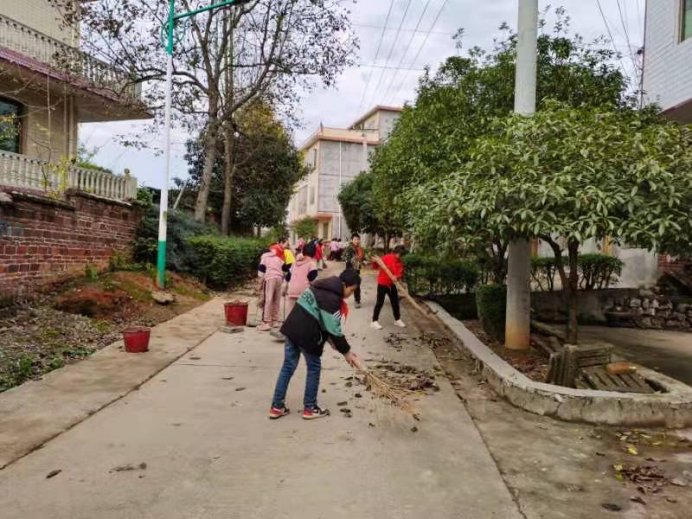 新建中學(xué)“冬日清掃，鮮艷周邊”