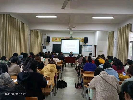 黃龍鎮(zhèn)中間黌舍召開全體教師