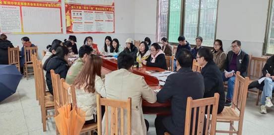 “堅守教育初心，勇?lián)耸姑? onmousewheel=