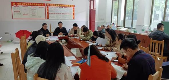 “堅守教育初心，勇?lián)耸姑? onmousewheel=