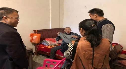 金稱市鎮(zhèn)中學(xué)教育工會開展重陽節(jié)走訪慰問退休老教師運動