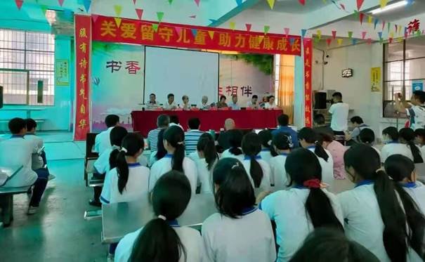 踏炎暑而來，只因心系留守生