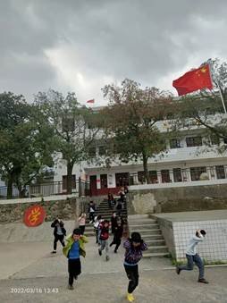 新寧縣白沙鎮(zhèn)中間小學(xué)開展緊急疏散演練運(yùn)動(dòng)