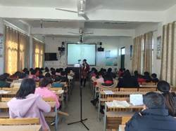 新寧縣白沙中間小學(xué)舉行信息技術(shù)能力提拔工程2.0第三次線下研討運動