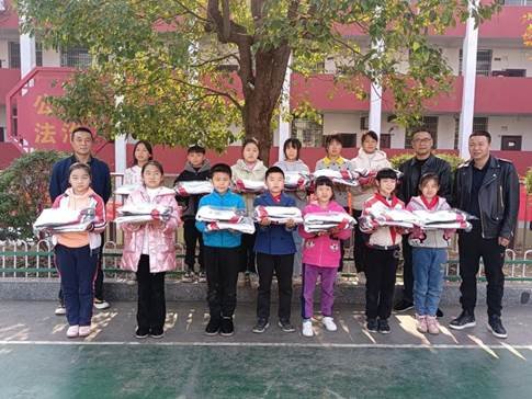 愛心捐贈，情暖校園