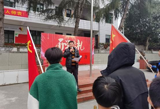 三月春風(fēng)起，“雷鋒”永相傳——洞口縣管竹中學(xué)開(kāi)展學(xué)雷鋒自愿服務(wù)運(yùn)動(dòng)