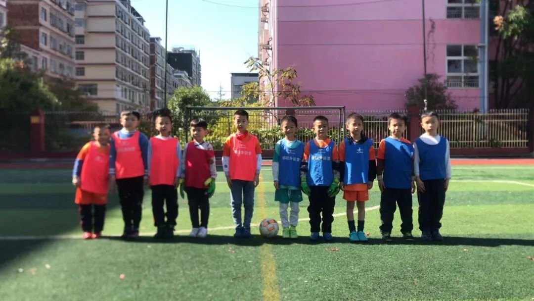 邵東四小班級足球賽第九日戰(zhàn)報3年級八強對陣出爐‖2年級衛(wèi)冕冠軍首場遭遇平局‖1年級初登場