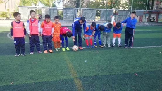 邵東四小班級足球賽第九日戰(zhàn)報3年級八強對陣出爐‖2年級衛(wèi)冕冠軍首場遭遇平局‖1年級初登場