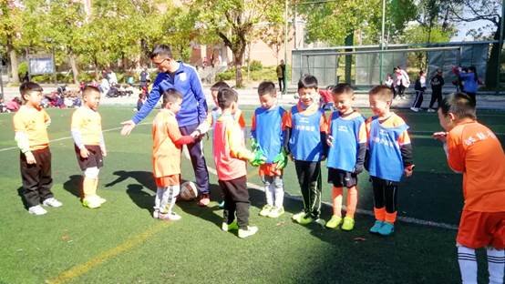 邵東四小班級足球賽第九日戰(zhàn)報3年級八強對陣出爐‖2年級衛(wèi)冕冠軍首場遭遇平局‖1年級初登場