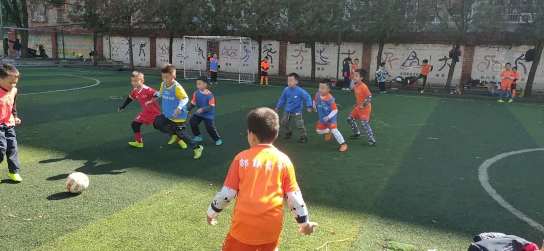 邵東四小班級足球賽第九日戰(zhàn)報3年級八強對陣出爐‖2年級衛(wèi)冕冠軍首場遭遇平局‖1年級初登場