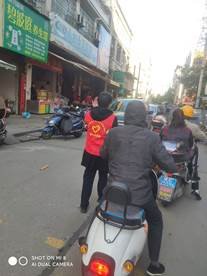 武岡市紅星小學(xué)開展“疏導(dǎo)交通，平安回家”的服務(wù)運動