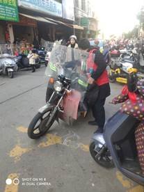 武岡市紅星小學(xué)開展“疏導(dǎo)交通，平安回家”的服務(wù)運動