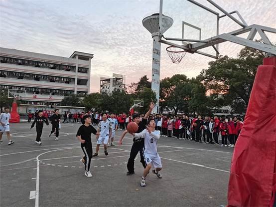 洞口四中舉行2021年高二須眉籃球聯(lián)賽