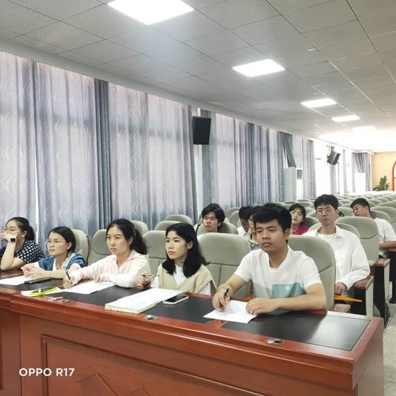 埋頭育雛鷹微課展風(fēng)采——記縣芙蓉黌舍實(shí)習(xí)教師微型課比賽