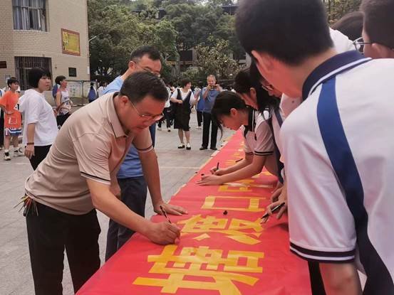 邵陽縣塘渡口中學開展“保護生命 闊別毒品”國旗下講話運動