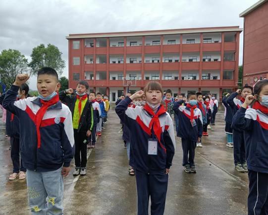 邵陽縣下花橋鎮(zhèn)中間完全小學(xué)黨支部組織舉行少先隊(duì)入隊(duì)儀式