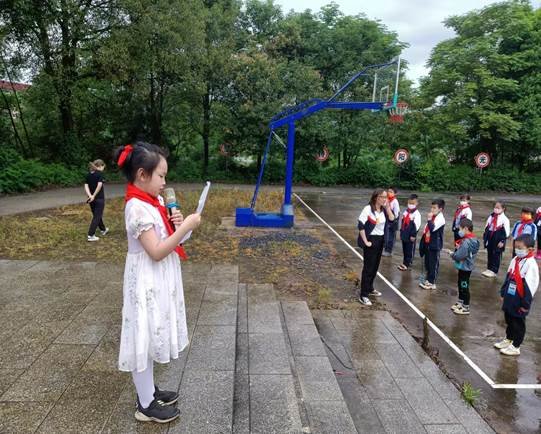 邵陽縣下花橋鎮(zhèn)中間完全小學(xué)黨支部組織舉行少先隊(duì)入隊(duì)儀式