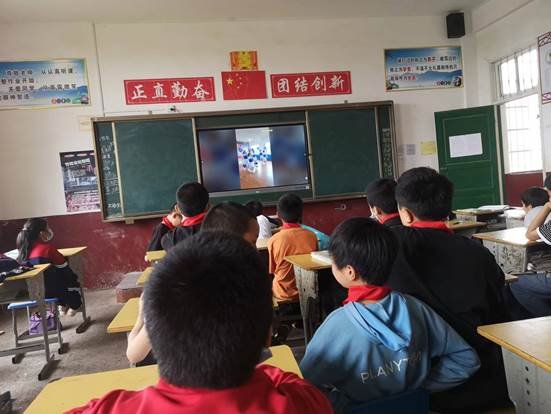 洞口縣茶場黌舍師生同慶六一，匯演首開網(wǎng)絡(luò)直播