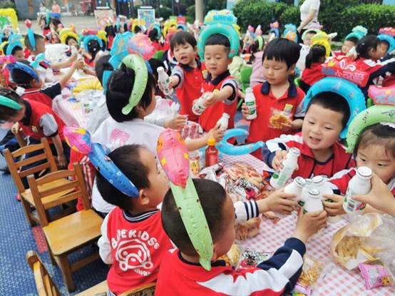 新寧縣回龍寺鎮(zhèn)中間幼兒園舉行“慶六一·美食分享會”運動
