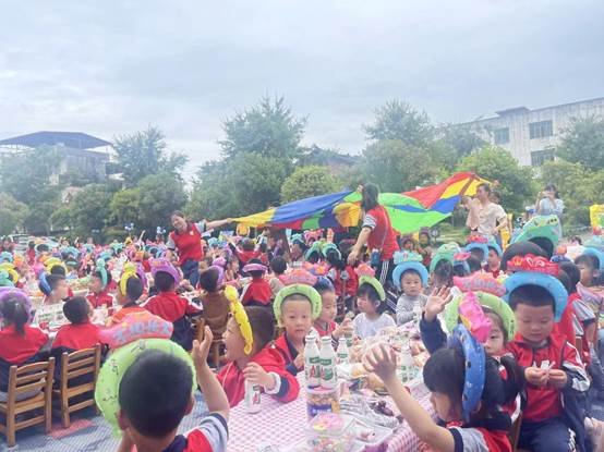 新寧縣回龍寺鎮(zhèn)中間幼兒園舉行“慶六一·美食分享會”運動