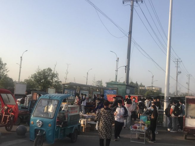 重拳出擊流動(dòng)攤販  家長門生拍手稱快