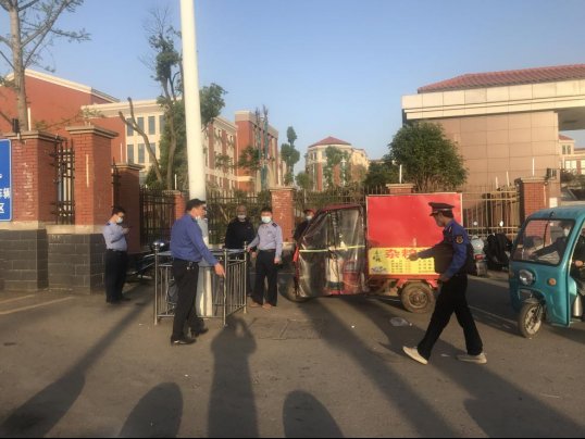 重拳出擊流動(dòng)攤販  家長門生拍手稱快