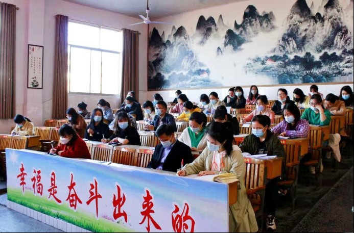 傳誦中華經(jīng)典，弘揚(yáng)傳統(tǒng)文化——記武岡市紅星小學(xué)青年教師古詩(shī)詞教學(xué)比武