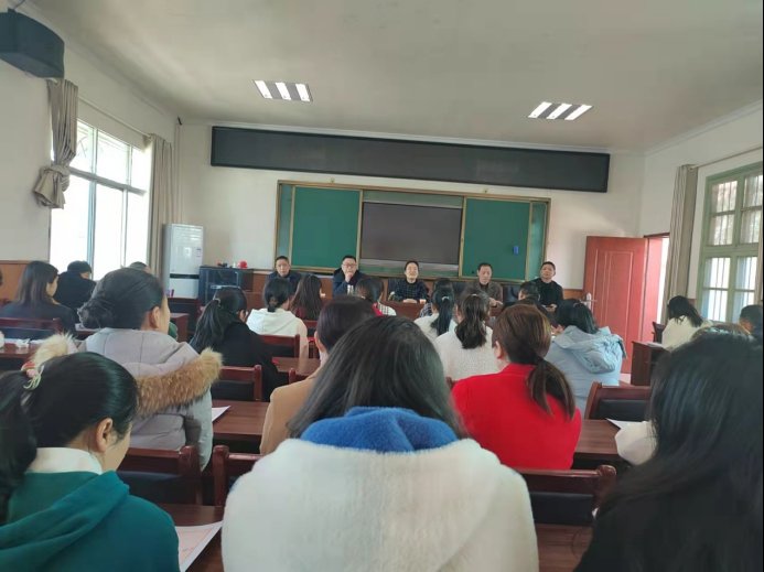 做時代女性，一路向?qū)怼纯诳h山門鎮(zhèn)中間黌舍召開婦女節(jié)贊譽座談會