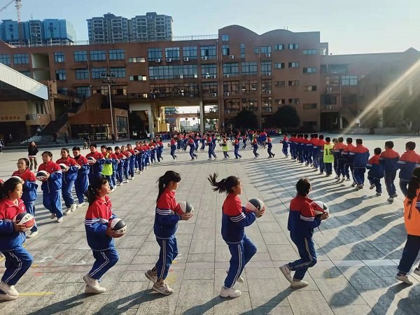 洞口思源實驗黌舍小學部舉行陽光大課間之“花樣籃球”比賽