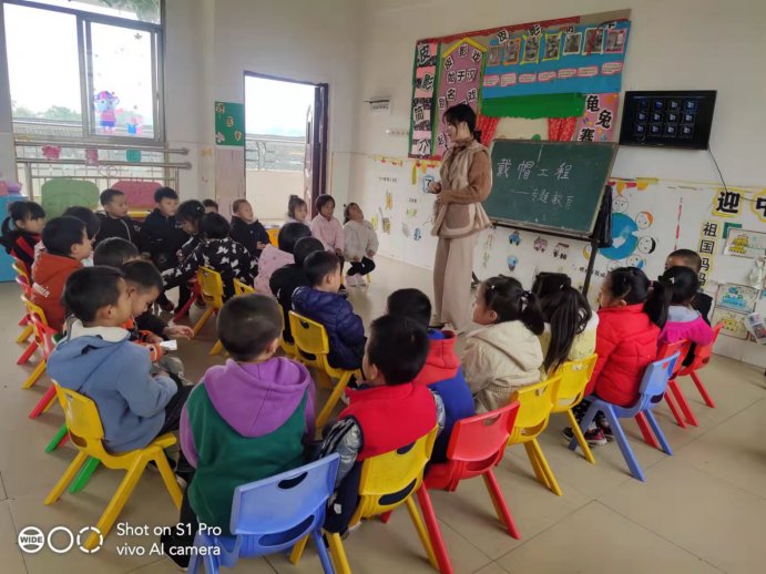 新寧縣清江橋鄉(xiāng)中間幼兒園開展小手拉大手帶帽安全行系列運(yùn)動(dòng)