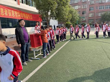 奉獻(xiàn)愛(ài)心，傳遞溫情——塘渡口鎮(zhèn)第五完全小學(xué)愛(ài)心捐款儀式