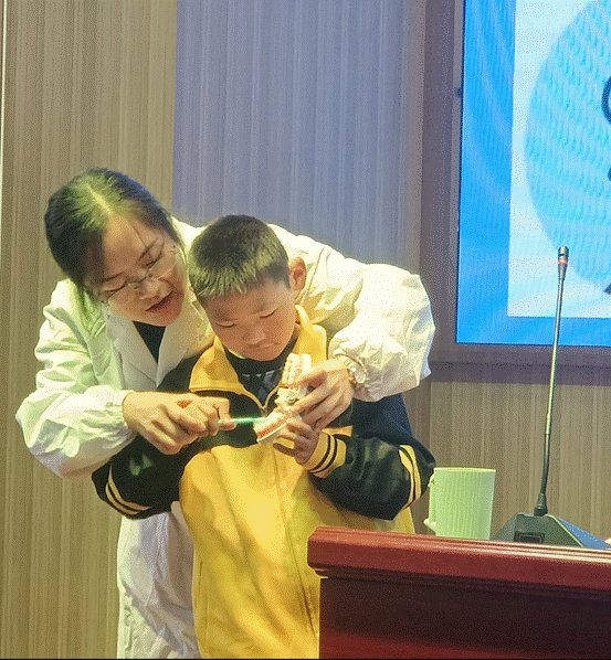 青年教師展風(fēng)采，教學(xué)比武促成長(zhǎng)